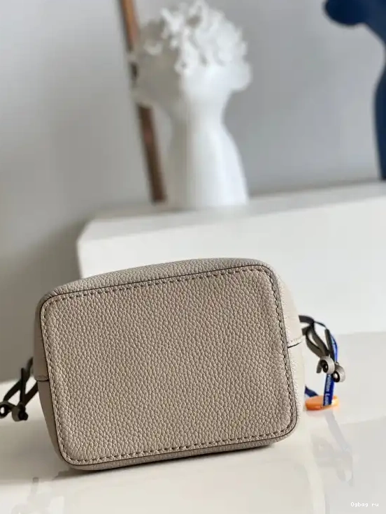 LOUIS BUCKET VUITTON NANO LOCKME 0426